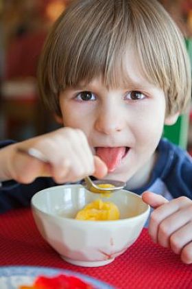 小男孩用果汁冰糕照片