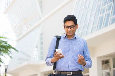 商務(wù)男性在電話上