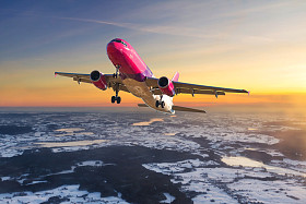 飞机飞上蓝天照片