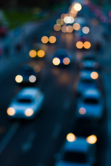 Evening traffic. City lights. Motion blur kvallen Trafik.stadens ljus.Rorelseoskarpa