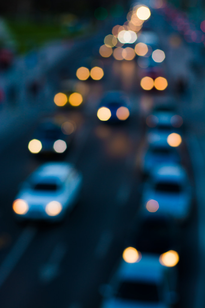 Evening traffic. City lights. Motion blur kvallen Trafik.stadens ljus.Rorelseoskarpa