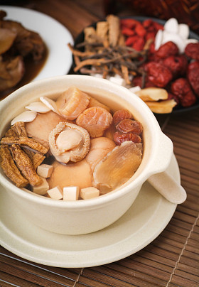 鲍鱼和药草汤，中餐风