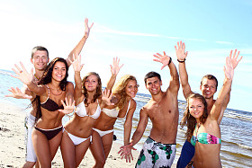 在海边玩的开心青少年