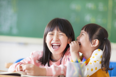 笑分享秘密在類中的小女孩