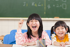 快乐的孩子在教室