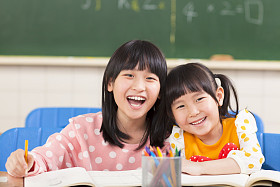 快乐的小女孩在教室里图片