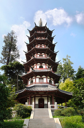 白塔在白鹭岛公园，南京，中国