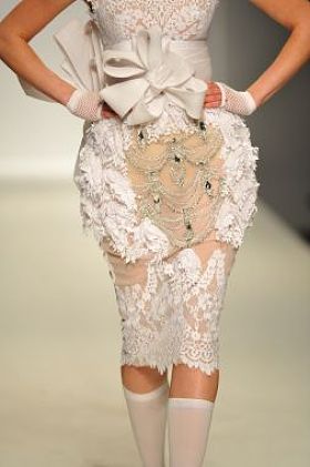 在 furne 一个时装表演模型