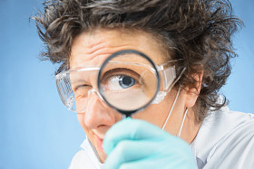 科学家透过放大镜看