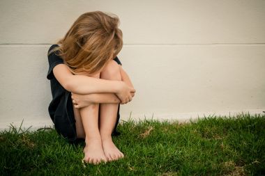 悲傷的小女孩，在一天的時(shí)間坐在靠近墻的肖像