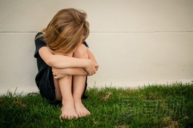 悲傷的小女孩，在一天的時(shí)間坐在靠近墻的肖像
