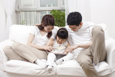 使用筆記本電腦的小女孩圖片