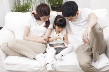 使用筆記本電腦的小女孩