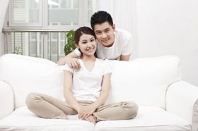 年轻夫妇坐
