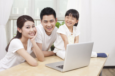 使用笔记本电脑的小女孩图片