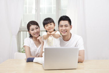 使用笔记本电脑的小女孩