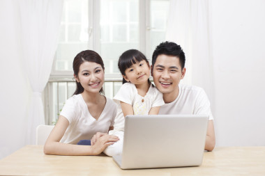 使用筆記本電腦的小女孩