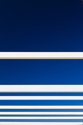 抽象的天空视图与金属凉亭面板