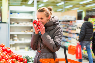 女人购物西红柿照片
