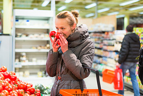 女人购物西红柿照片