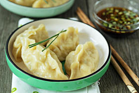 中国的饺子与地面鸡图片