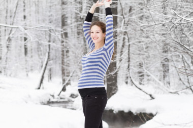 孕妇在白雪皑皑的公园散步图片