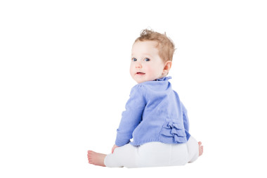 寶貝女孩坐，看著她的肩膀上