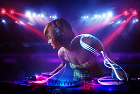 唱片骑师女孩玩音乐与光束在舞台上的影响