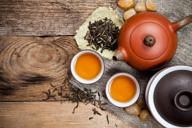 与旧的木桌上的茶壶茶杯