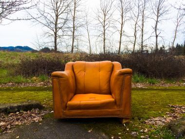 桔紅色椅背上城市衰變圖片