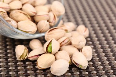 阿月渾子堅(jiān)果在桌上的玻璃碗中關(guān)閉