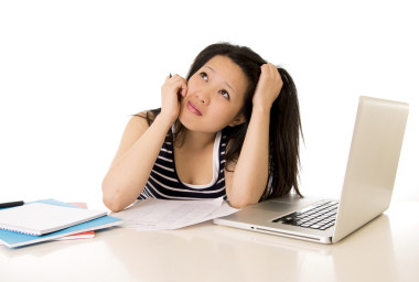 她的筆記本上白色 bac 相當(dāng)亞裔女學(xué)生過度勞累