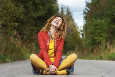 女人坐在荷花的立場的辮子