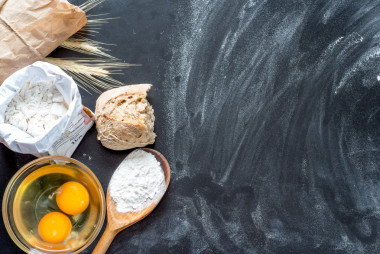 面粉、 雞蛋和炊具
