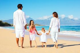 幸福的家庭，在海滩上图片