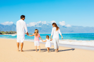 在海灘上快樂的家庭圖片