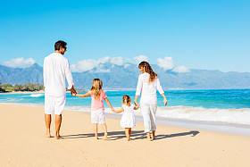 在海滩上快乐的家庭图片