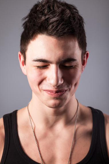 肌肉建的男子与狗标签.图片