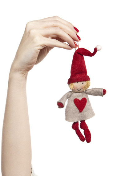 女性只手握住一個矮人圖片