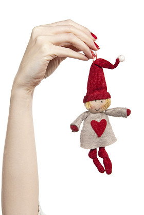 女性只手握住一个矮人图片