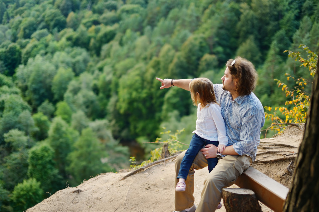 一个女孩和她的父亲坐在边上