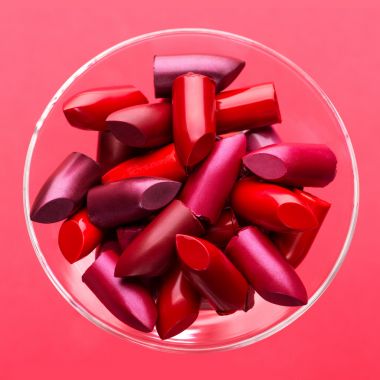 在一个玻璃的口红的变化颜色图片