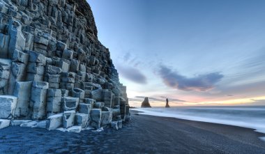 reynisdrangar reynisfjara 海灘上