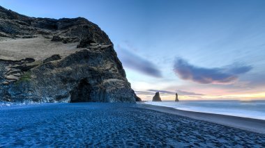 reynisdrangar reynisfjara 海灘上