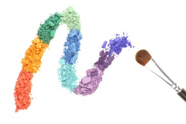 彩虹砸碎了眼影和專業(yè)彩妝刷上白色孤立