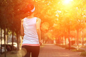 在城市公园的女人