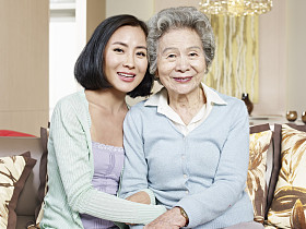 高级母亲和成人的女儿