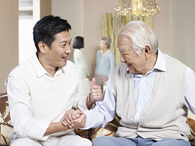 父亲和成人的儿子
