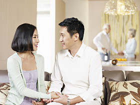 亚洲夫妇牵着手