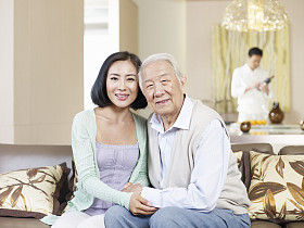 高级的父亲和成人的女儿